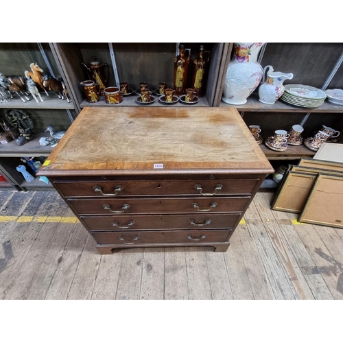 1419 - (ML) A small George III mahogany and crossbanded chest of drawers, with a brushing slide above four ... 