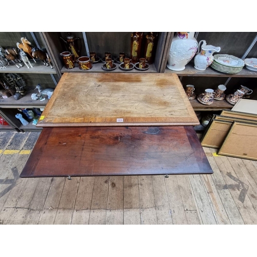 1419 - (ML) A small George III mahogany and crossbanded chest of drawers, with a brushing slide above four ... 