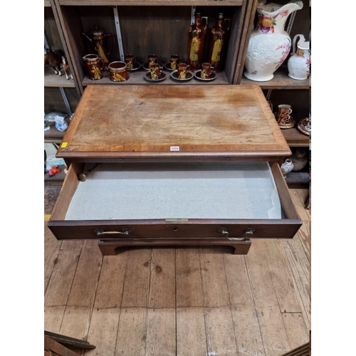 1419 - (ML) A small George III mahogany and crossbanded chest of drawers, with a brushing slide above four ... 