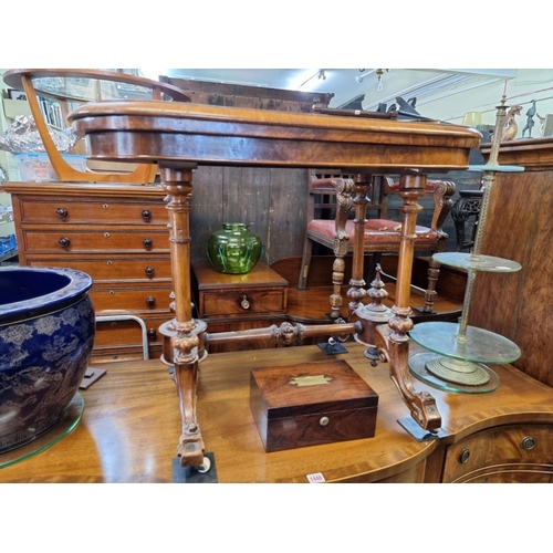 1455 - A Victorian figured walnut oval card table, 92cm wide. 