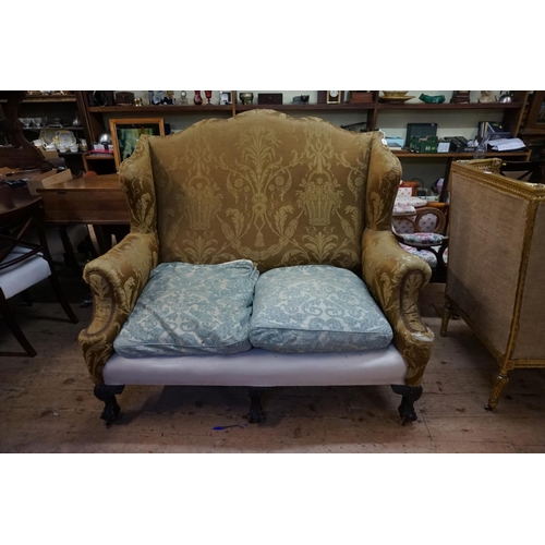 1471 - (ML) An antique wing back two seater settee, on claw and ball feet to the front.Provenance: The Nash... 