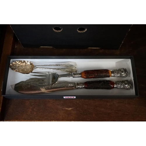 1624 - A pair of antler and silver plated fish servers; together with a pair of EPNS berry spoons.... 