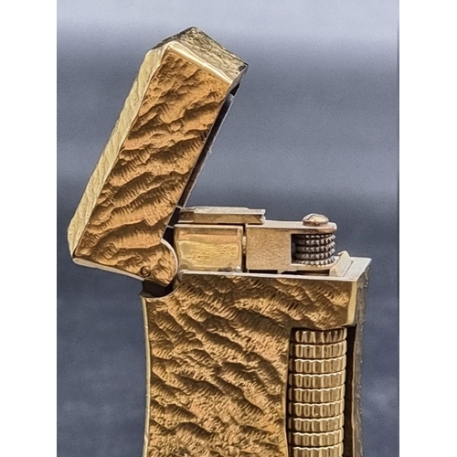 1646 - A vintage Dunhill gold plated 'Wheatsheaf' table lighter, 7.5cm high.