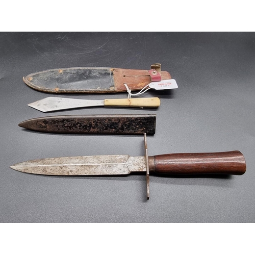 1684 - A World War I French trench or fighting knife and sheath, the twin edged 16.5cm blade stamped 'Coute... 