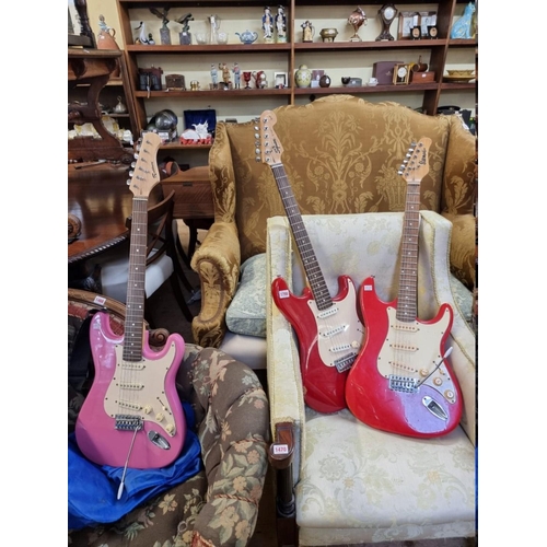 1798 - Three electric guitars, comprising: a Squier Strat, by Fender, (s.d); a Starmaker; and a Rockburn. (... 