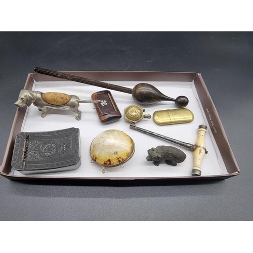 1652 - A small group of works of art, to include a Georgian pressed horn snuff box, 9cm wide; a small bronz... 