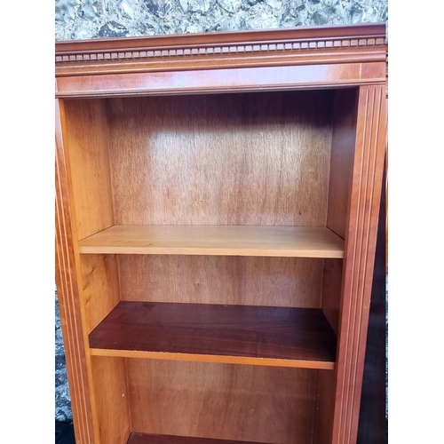 1070 - A pair of reproduction open bookcases, 77cm wide x 184cm high.