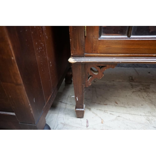 1104 - An early 20th century mahogany bookcase, 136cm wide.