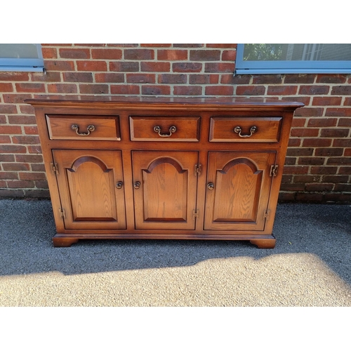 1163 - A reproduction oak dresser base, 137cm wide. En suite with the previous lot. ... 