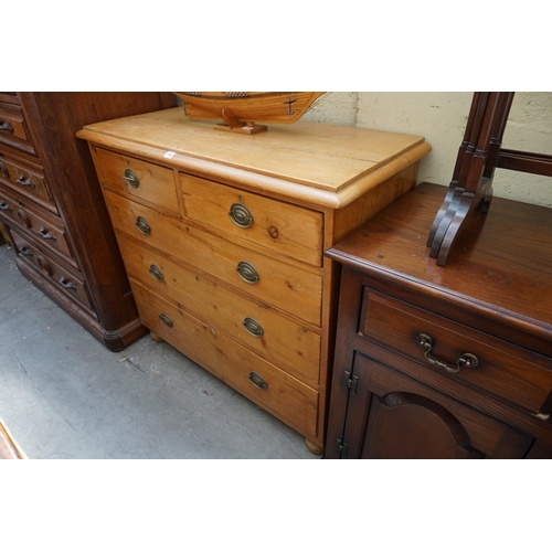 1164 - A Victorian pine chest of drawers, 106cm wide. 