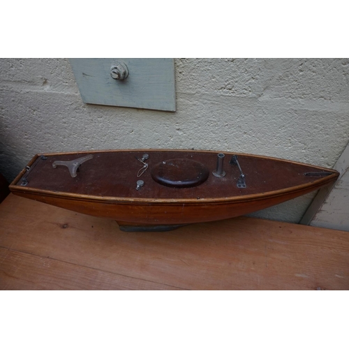 1172 - An old pond yacht, hull 61.5cm, in associated box. 