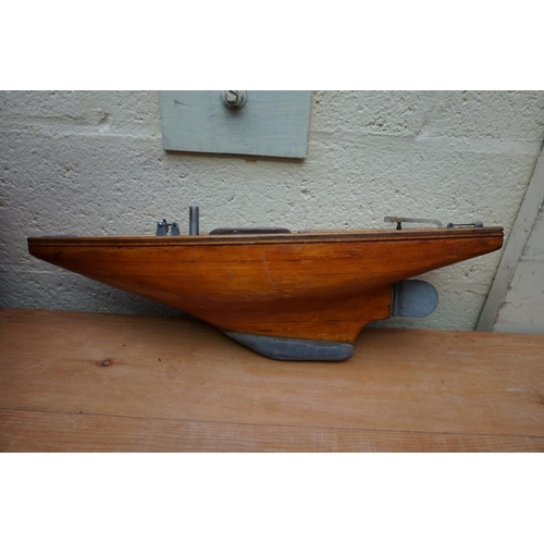 1172 - An old pond yacht, hull 61.5cm, in associated box. 