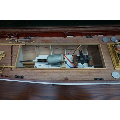 1173 - A model of a trawler, 88.5cm long. 