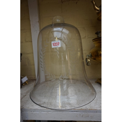 1237 - A contemporary clear glass bell cloche, with engraved laurel wreath, 33cm high. ... 