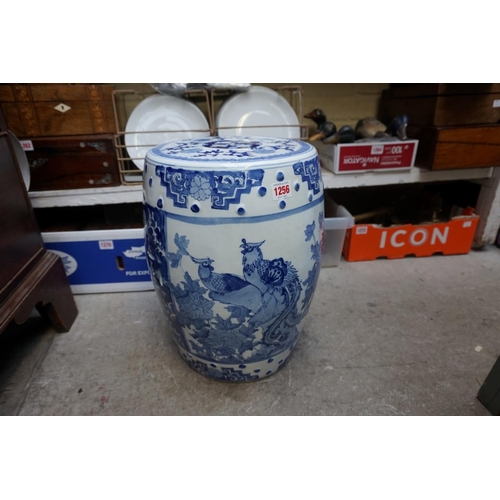 1256 - A Chinese blue and white garden seat, 39.5cm high. 