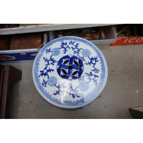 1256 - A Chinese blue and white garden seat, 39.5cm high. 