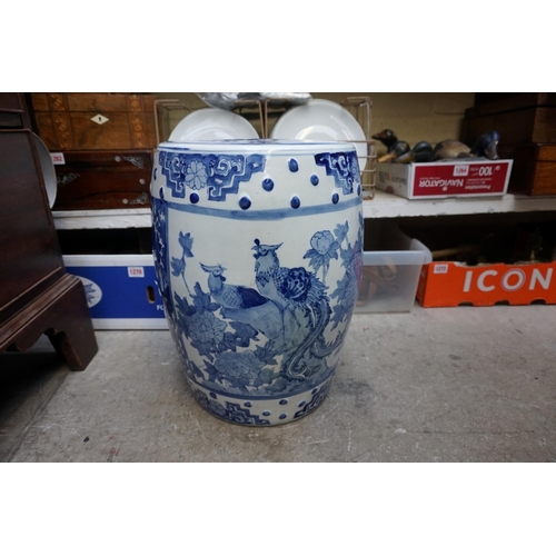 1256 - A Chinese blue and white garden seat, 39.5cm high. 