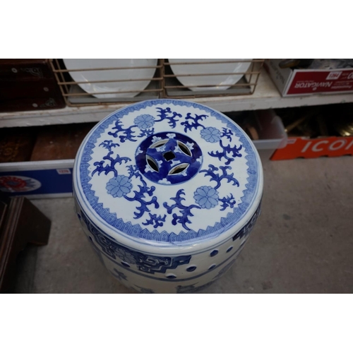 1256 - A Chinese blue and white garden seat, 39.5cm high. 