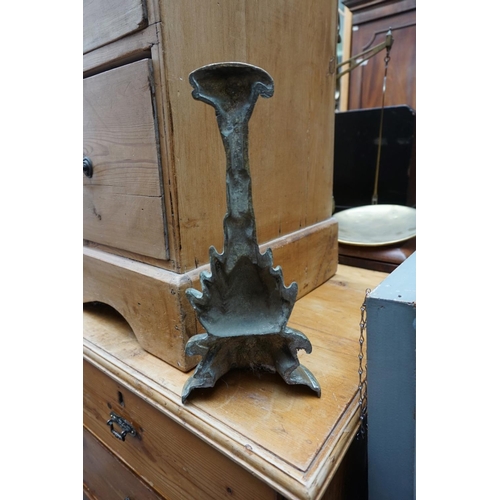 1260 - A Victorian cast iron doorstop, 19cm high; together with nineteen horse brasses; and other metalware... 