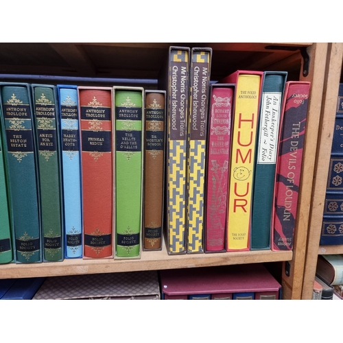 127 - FOLIO SOCIETY: collection of approx 100 vols, Folio Society, majority in slipcase, over 6 shelves, g... 