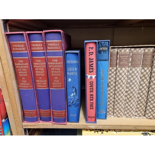 127 - FOLIO SOCIETY: collection of approx 100 vols, Folio Society, majority in slipcase, over 6 shelves, g... 