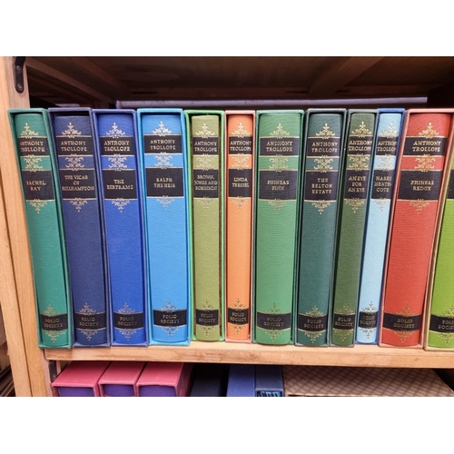 127 - FOLIO SOCIETY: collection of approx 100 vols, Folio Society, majority in slipcase, over 6 shelves, g... 