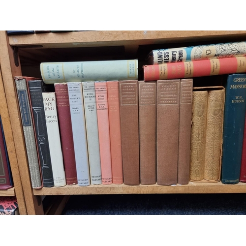 131 - MISCELLANEOUS LITERATURE: a quantity of books over 3 shelves, miscellaneous 19th-20thc literature, h... 