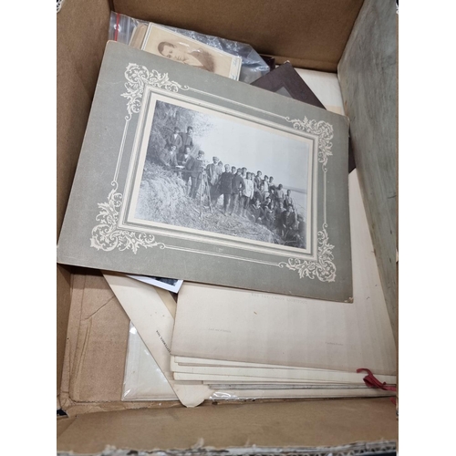 158 - PHOTOGRAPHY: a quantity of mixed 19thc photographic material in one tray, to include carte de v... 