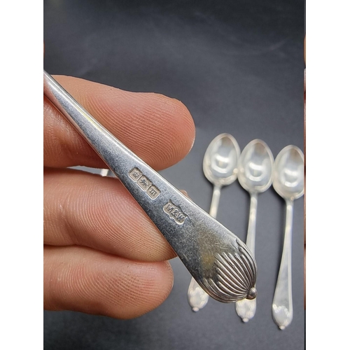 591 - An Edwardian set of twelve silver teaspoons, by Mappin & Webb, Sheffield 1904, 137g.... 