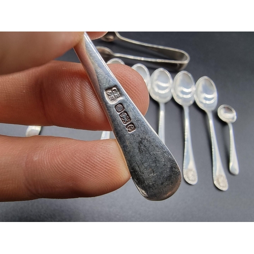 595 - A set of six silver teaspoons, by Cooper Brothers & Sons Ltd, Sheffield 1977; together with a pa... 