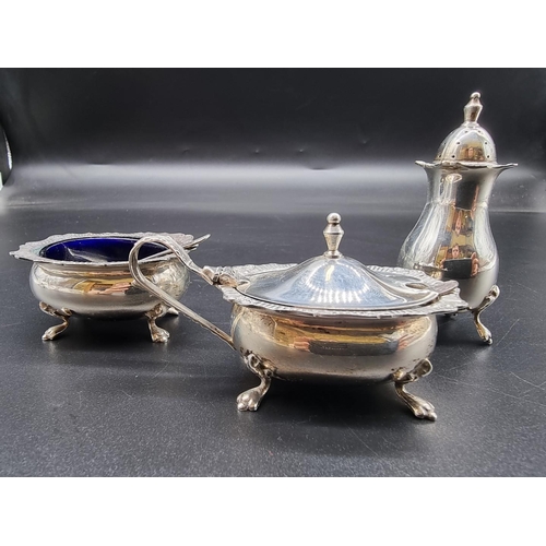 628 - A silver three piece cruet set, by W I Broadway & Co, Birmingham 1977/82, 149g.