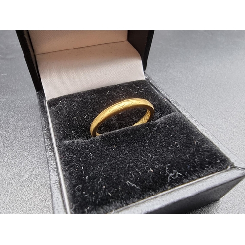 723 - A 22ct gold wedding band, size I 1/2, 2.4g.