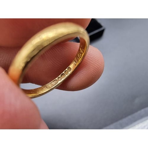 723 - A 22ct gold wedding band, size I 1/2, 2.4g.