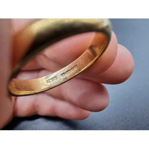 724 - An 18ct gold wedding band, size R, 6g.