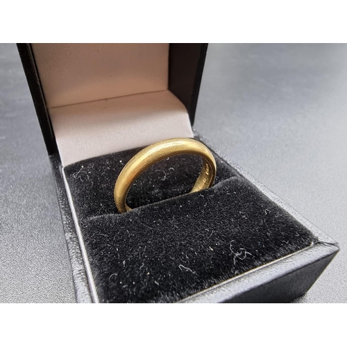 724 - An 18ct gold wedding band, size R, 6g.