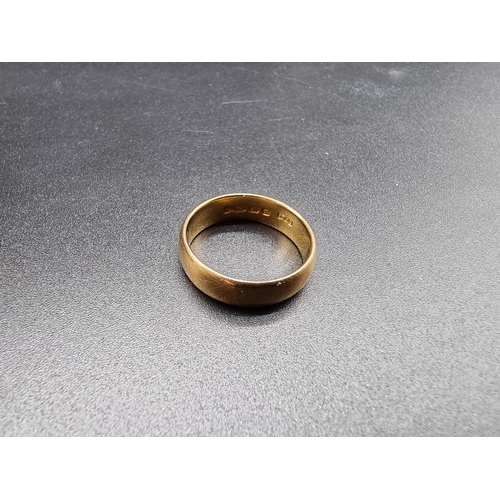 725 - An 18ct gold wedding band, size T-U, 7.9g