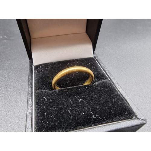 727 - A 22ct gold wedding band, size M1/2, 3.5g.