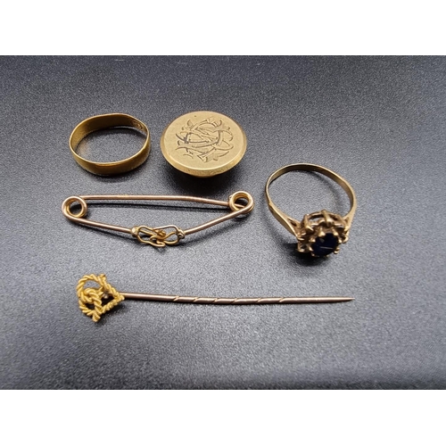 752 - A group of jewellery, to include: a yellow metal button, stamped 18; a 22ct gold wedding band, 2.4g;... 