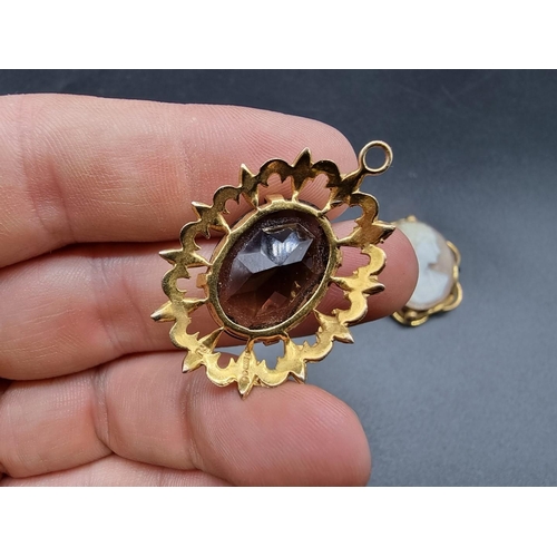 800 - A 9ct gold pendant set facetted oval quartz, 35mm including bale, gross weight 6.1g; together with a... 