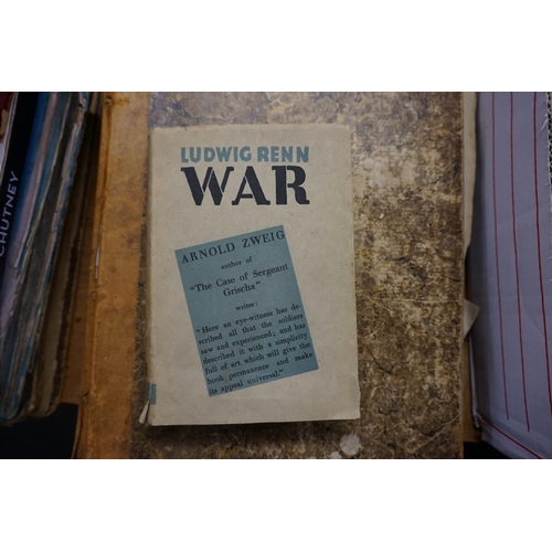 143 - WORLD WAR I HISTORY FROM THE LIBRARY OF HENRY WILLIAMSON: a quantity of books over 4 shelves, t... 