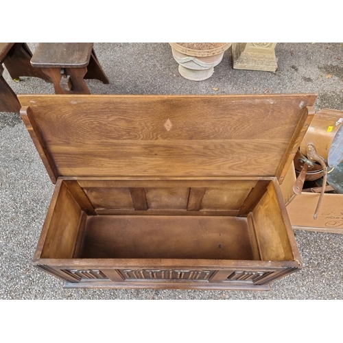 1025 - A small reproduction oak coffer, 95cm wide x 38cm deep x 46cm high.