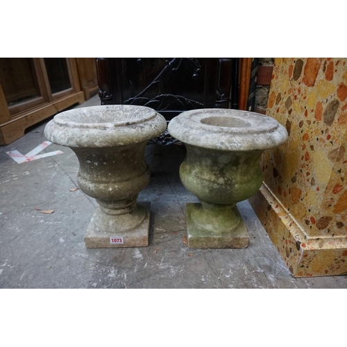 1073 - A small near pair of white marble pedestal urns, 31cm high.