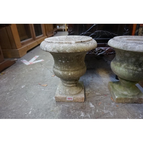 1073 - A small near pair of white marble pedestal urns, 31cm high.