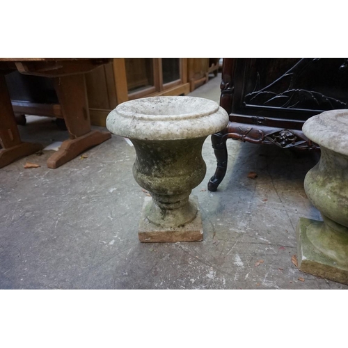 1073 - A small near pair of white marble pedestal urns, 31cm high.