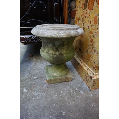 1073 - A small near pair of white marble pedestal urns, 31cm high.