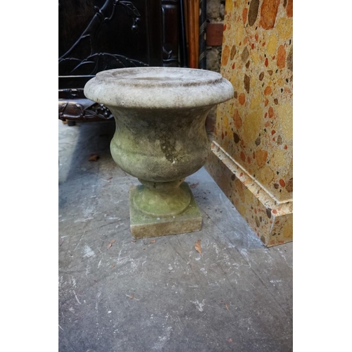 1073 - A small near pair of white marble pedestal urns, 31cm high.