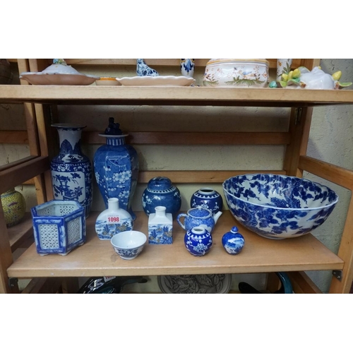 1098 - A collection of Chinese and Japanese blue and white porcelain, largest 27cm high. (12)... 