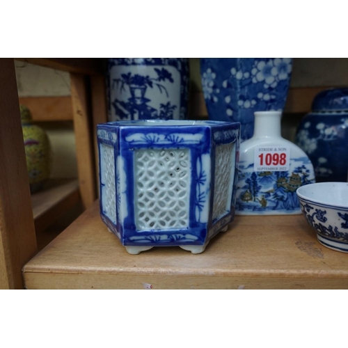 1098 - A collection of Chinese and Japanese blue and white porcelain, largest 27cm high. (12)... 