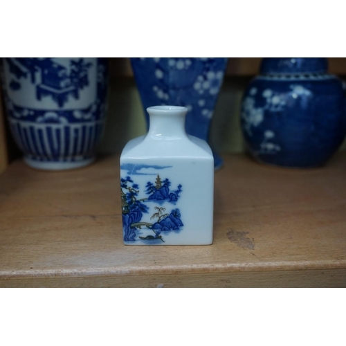 1098 - A collection of Chinese and Japanese blue and white porcelain, largest 27cm high. (12)... 