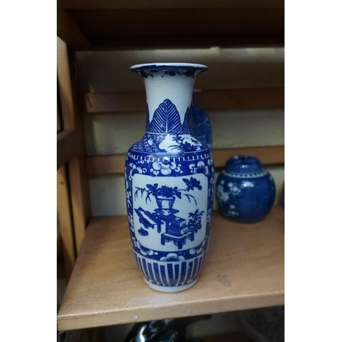 1098 - A collection of Chinese and Japanese blue and white porcelain, largest 27cm high. (12)... 